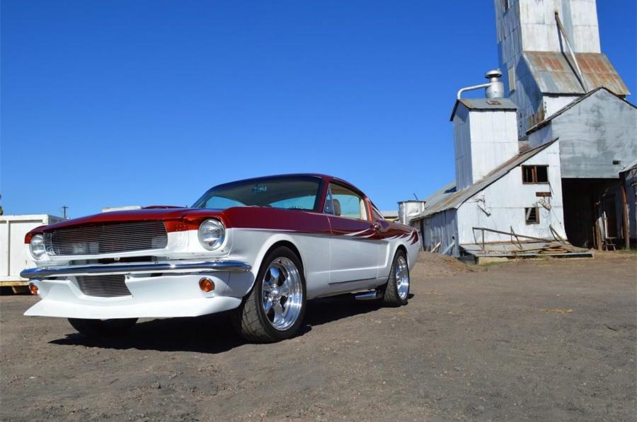  Ford Mustang Fastback (Burnt Orange & White) 1966 года  (фото 1 из 24)